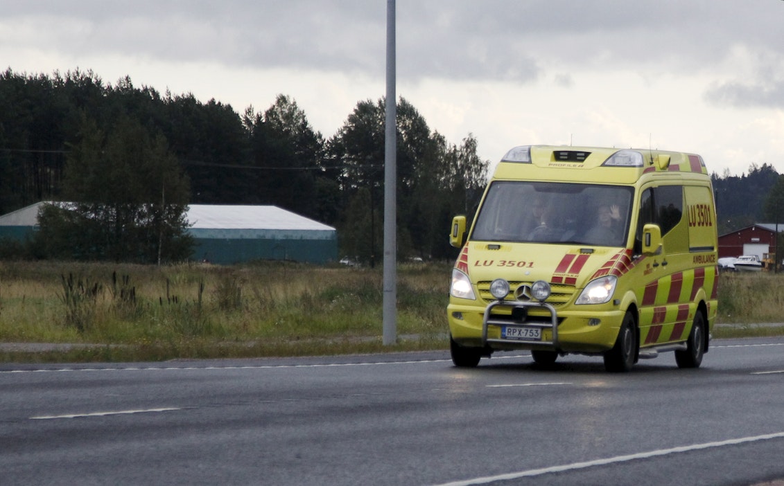 Liikenneonnettomuuspaikalle hälytettiin yksi ambulanssi. Arkistokuva.