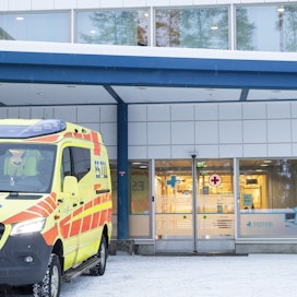 Sairaalaneuvos Pentti Itkosen mielestä hyvinvointialueilla on mahdollisuus palveluja yhteensovittamalla vaikuttaa päivystyskäytien määrään.