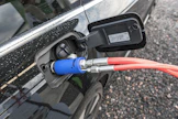 Kaasun tankkausverkosto on Etelä-Suomessa kohtalaisen tiheä, suuria katvealueita on lähinnä Pohjois-Suomessa. Useimmat kaasuautot kulkevat tarvittaessa myös bensiinillä tai dieselillä.