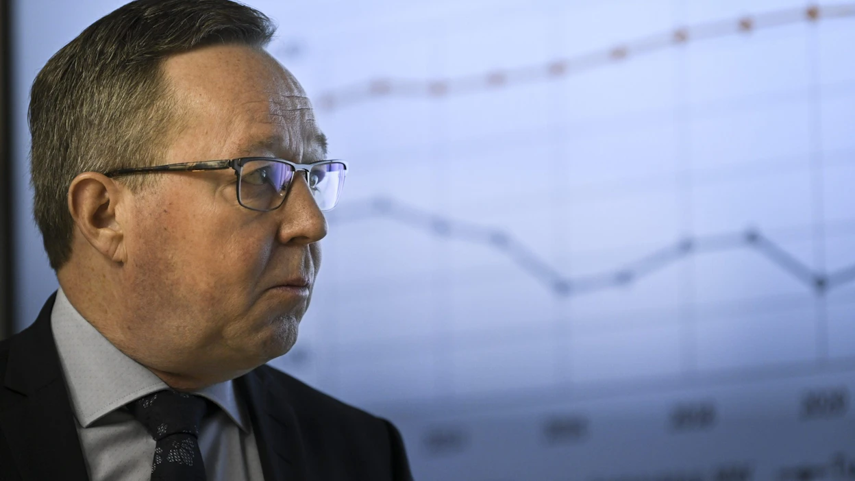 Elinkeinoministeri Mika Lintilä (kesk.) sanoo, että sähköministerityöryhmän on määrä päättää keskiviikkona kertakorvausmallin yksityiskohdat. LEHTIKUVA / Emmi Korhonen.