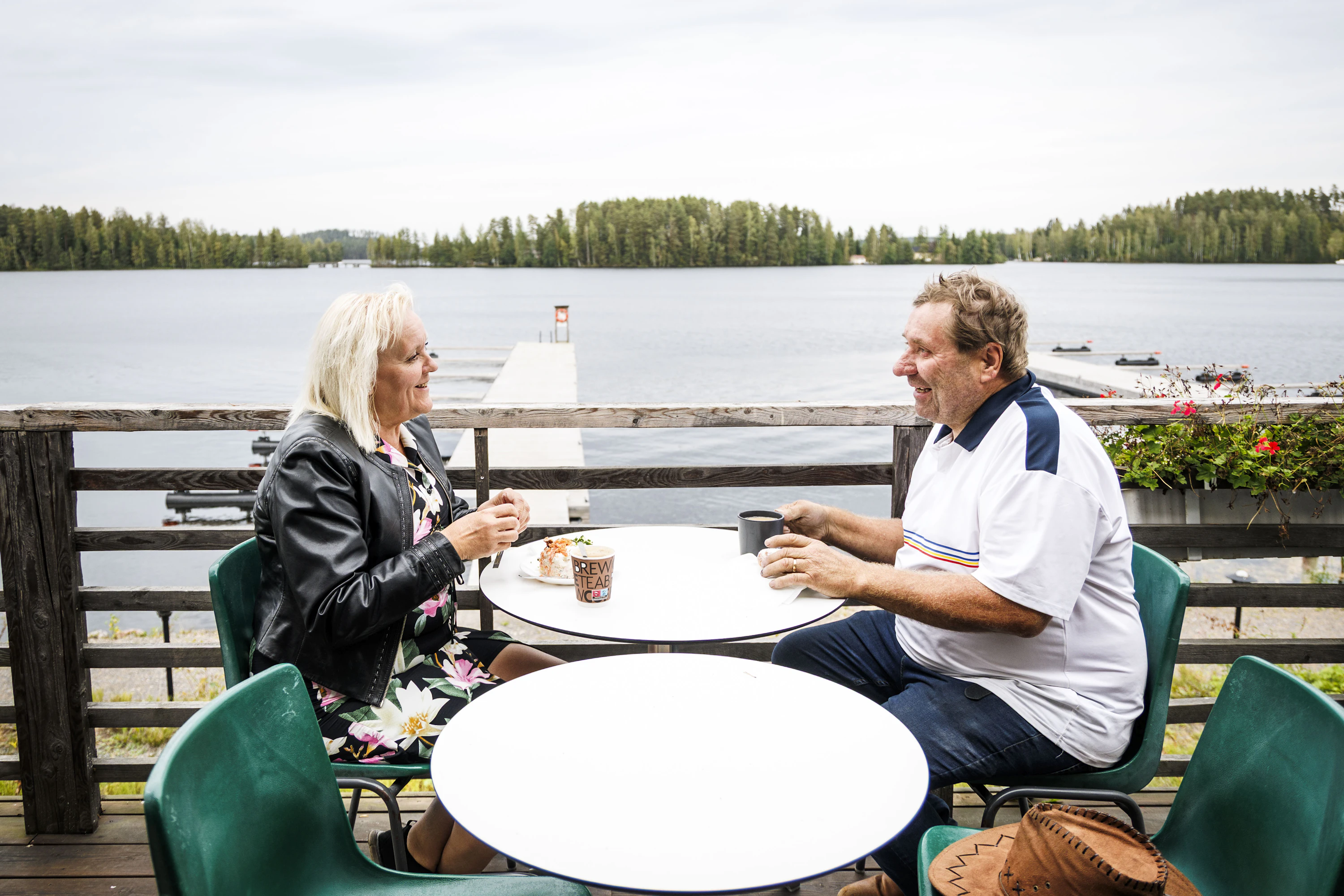 Ravintola Rantamestaan Seppo ja Jaana Lehtinen tykkäävät pysähtyä vaihtamaan kuulumisia ja ajatuksia Vuolenkosken kyläläisten kanssa.