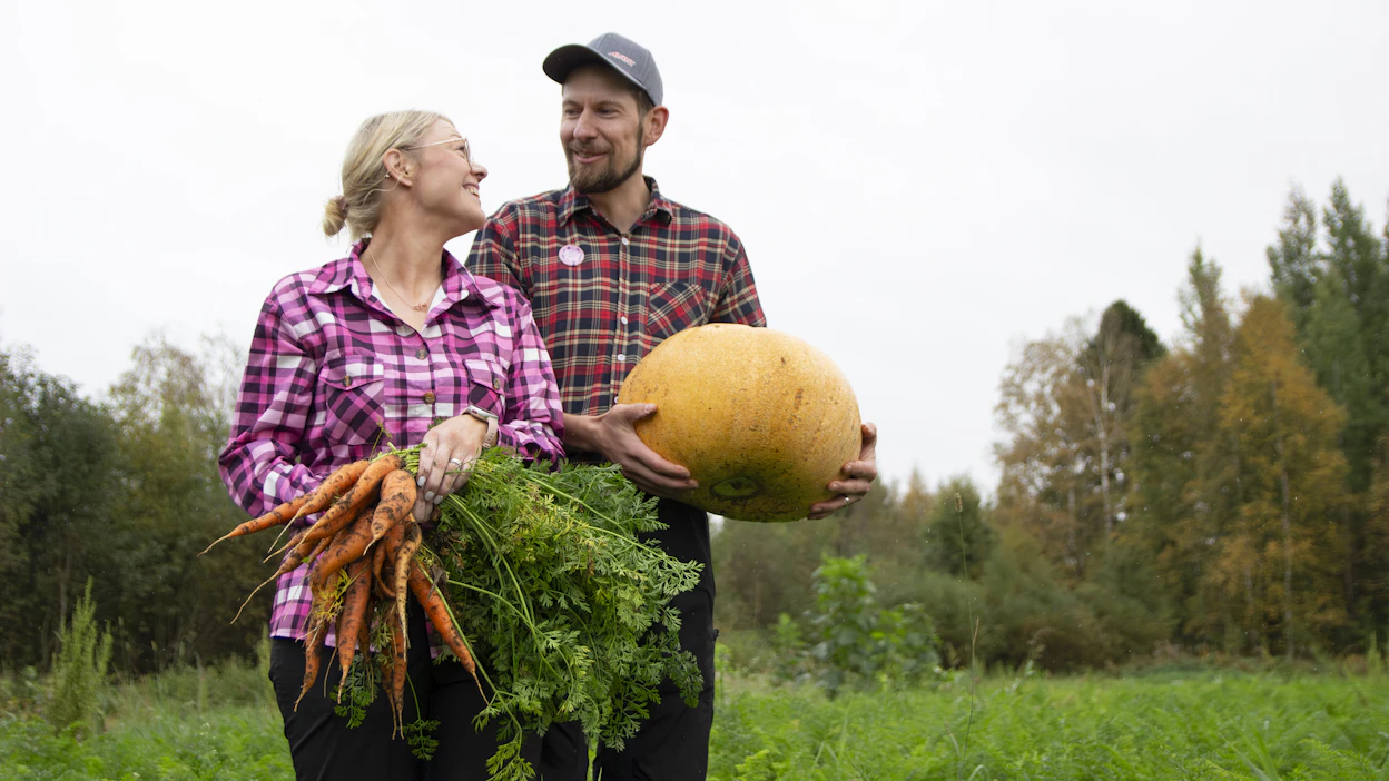 Karoliina ja Juha Kipon haaveena on kehittää kasvimaata myös kyläläisten kohtaamispaikkana ja retkikohteena.