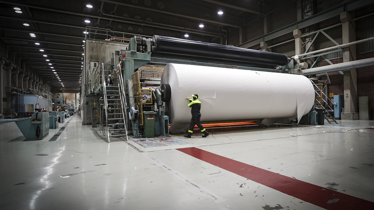 Jämsän Kaipolan suljetun paperitehtaan paperikone 7:llä tehtiin töitä viimeistä päivää vuonna 2021.