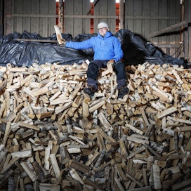 Metsänomistaja Antti Kortteinen on rakentanut vanhaan navettaan klapikuivurin. Vuodessa hän myy 500–1 000 irtokuutiota polttopuuta. Kuvassa näkyvät koivuklapit olivat vuoden 2022 viimeiset. 