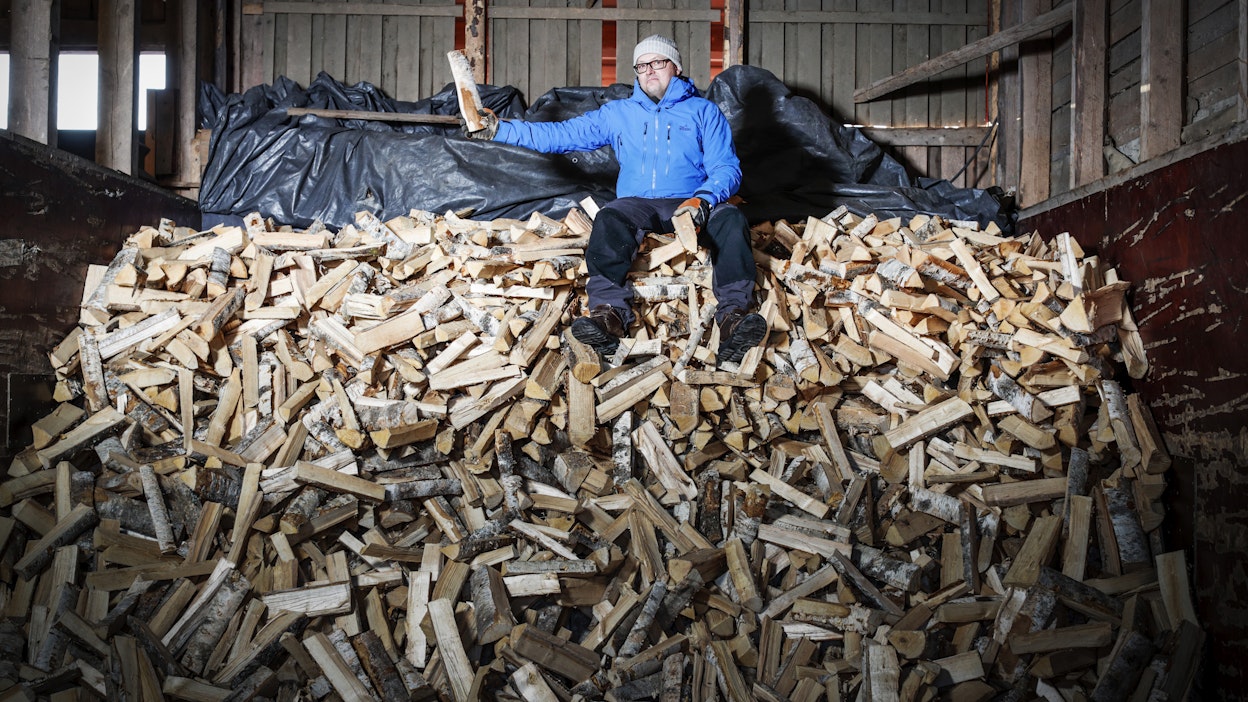 Metsänomistaja Antti Kortteinen on rakentanut vanhaan navettaan klapikuivurin. Vuodessa hän myy 500–1 000 irtokuutiota polttopuuta. Kuvassa näkyvät koivuklapit olivat vuoden 2022 viimeiset.
