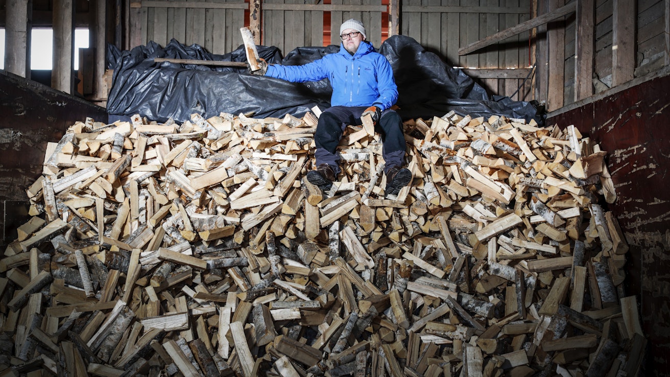 Metsänomistaja Antti Kortteinen on rakentanut vanhaan navettaan klapikuivurin. Vuodessa hän myy 500–1 000 irtokuutiota polttopuuta. Kuvassa näkyvät koivuklapit olivat vuoden 2022 viimeiset. 