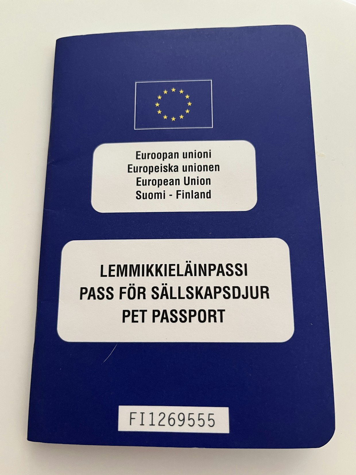 Lemmikkipassista on löydyttävä leimat rokotuksista ja matokuureista.
