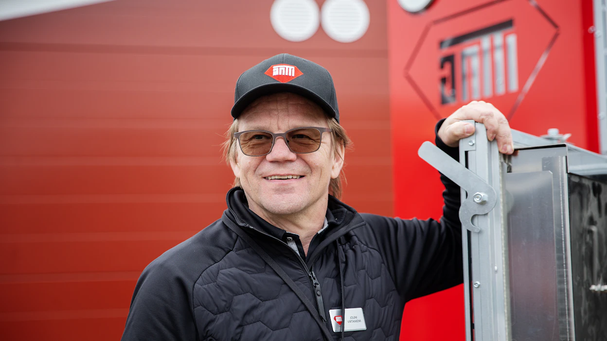 Antti-Teollisuuden kaupallinen johtaja Jouni Virtaniemi kuvattuna Okra-näyttelyssä kesällä 2023.