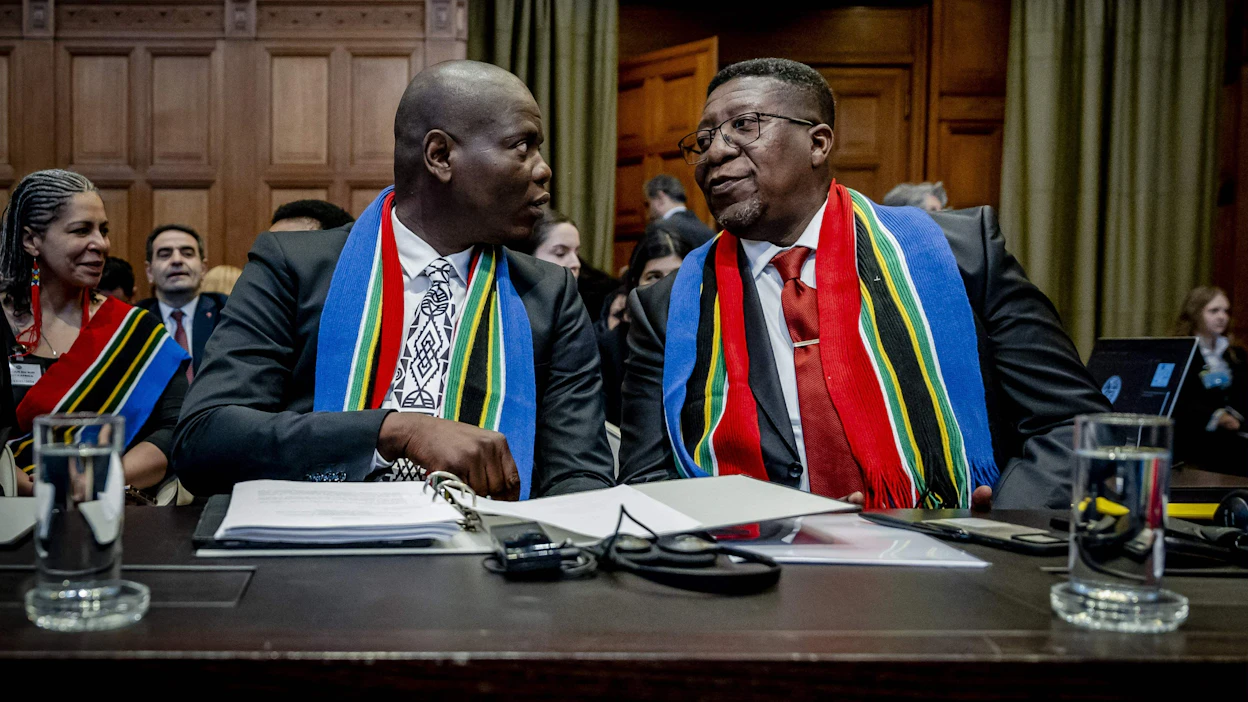Etelä-Afrikan oikeusministeri Ronald Lamolan (vas.) mukaan Israel rikkoo sotatoimillaan YK:n joukkotuhontaa koskevaa yleissopimusta. LEHTIKUVA / AFP.