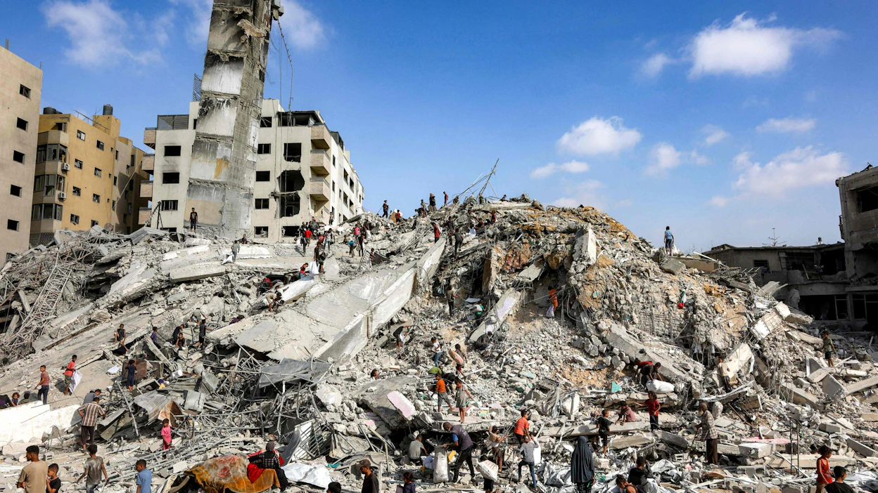 Israelin hyökkäys Gazaan on jatkunut liki kaksi vuotta. Lauantaina otetussa kuvassa on Israelin tuhoaman rakennuksen raunioita Gazan kaupungissa. LEHTIKUVA/AFP.