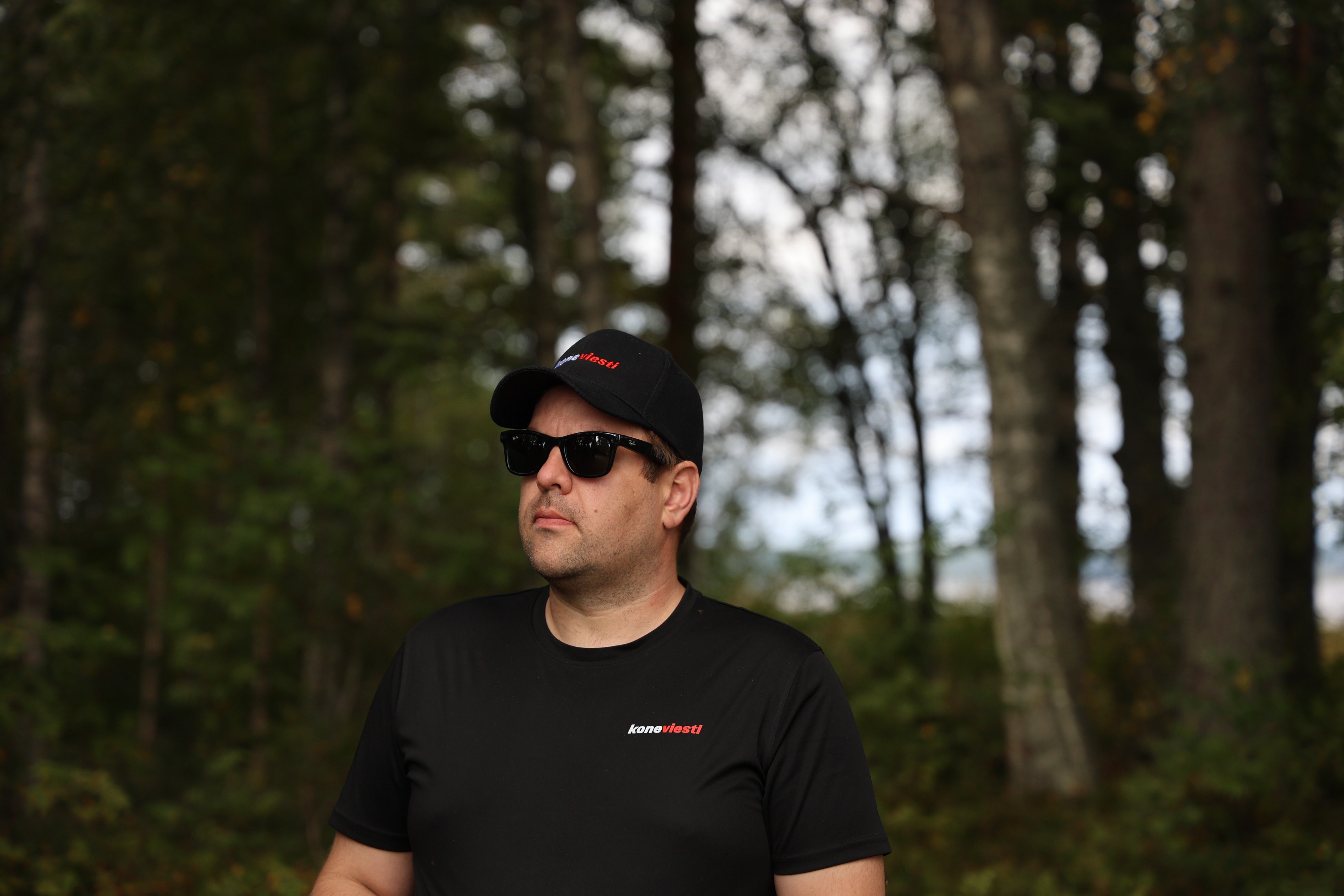 ”Olisi varmaan kivaa ja hyödyllistä, jos metsässä kulkiessasi voisi katseella tunnistaa kasveja ja lintuja sekä määrittää metsän kasvupaikan,” pohtii Simo Jaakkola kolumnissaan. Kuvituskuva.