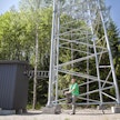 Korttian kyläyhdistys rakennutti 5G-verkon. Kyläyhdistyksen puheenjohtaja Jouko Pihlaja esittelee 5G-mastoa.