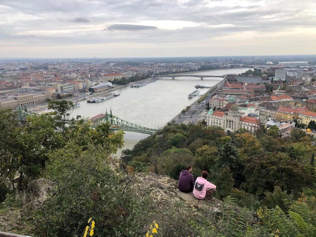 Tonava jakaa Budapestin Pestiin ja Budaan, jolla sijaitsee tämä Gellért-kukkula.