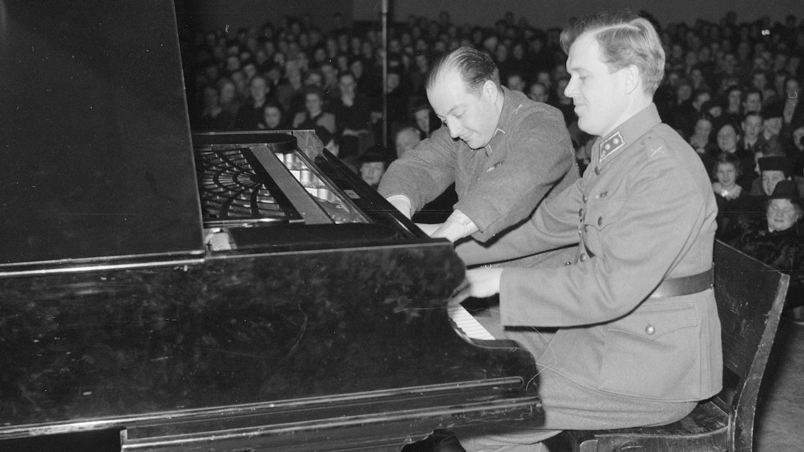 Viihdemusiikin pioneerin pääsoitin oli piano. Kuvassa de Godzinsky vasemmalla.