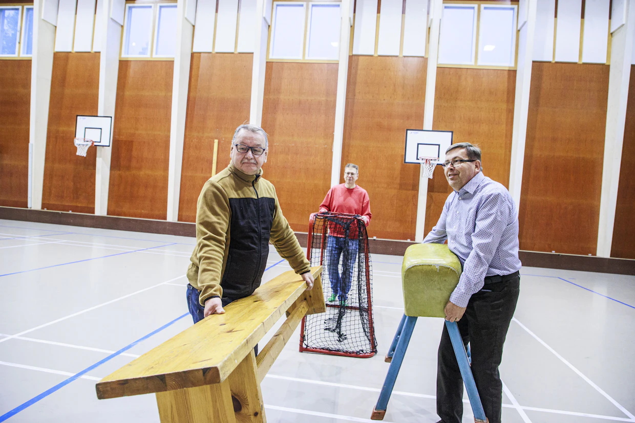 Varastosta löytyy välinettä joka lähtöön. ”Osa on tuttuja jo kouluajoilta”, sanovat Lasse Pakkanen, Pasi Nihtilä ja Jyrki Virtanen.