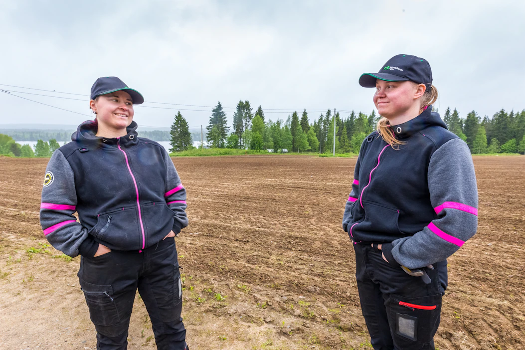 Janika ja Jonna Pitkänen ovat olleen karjatilan puikoissa vuodesta 2019. He esittelivät tiistaina peltoa, jossa rehuvehnäkokeilu epäonnistui ja tilalle kylvettiin kauraa.