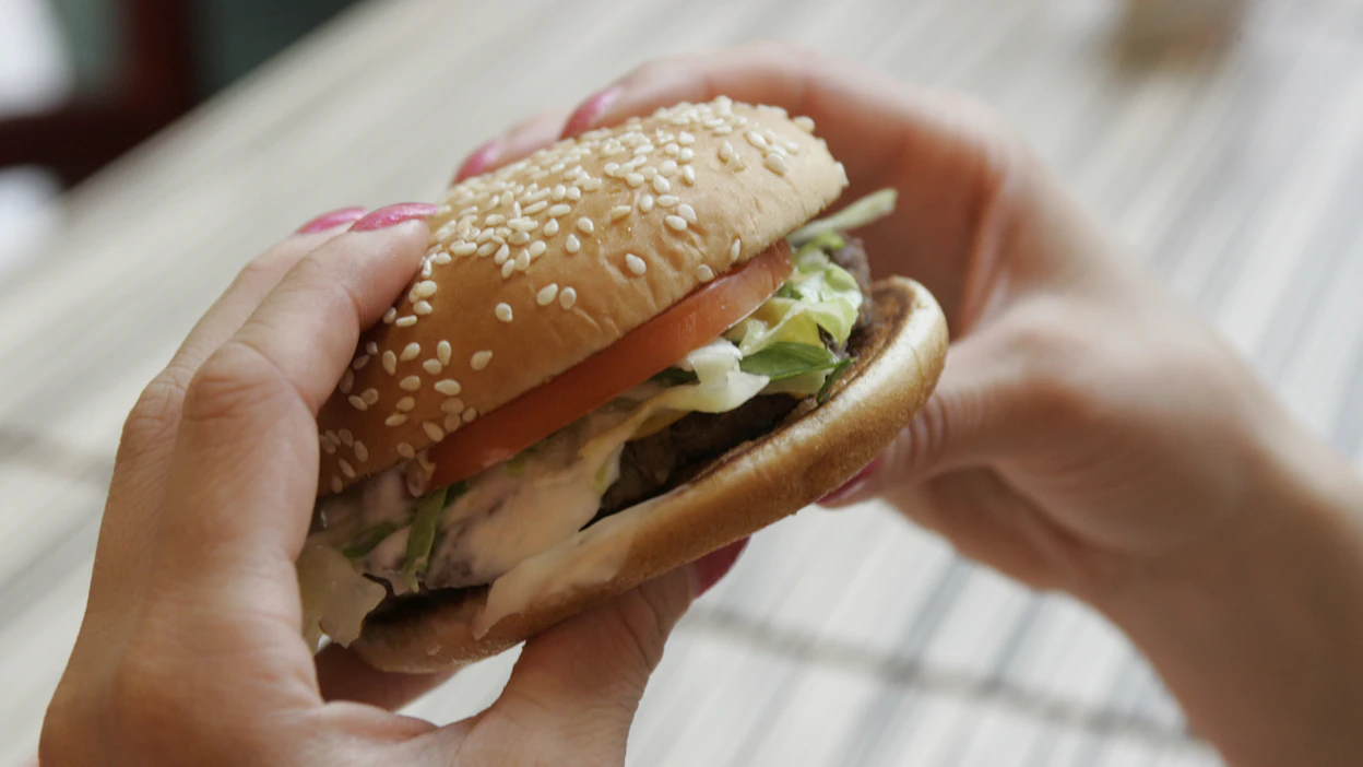 Syynä epidemiaan on todennäköisesti McDonald’sin yksi hampurilainen. Kuvituskuva.