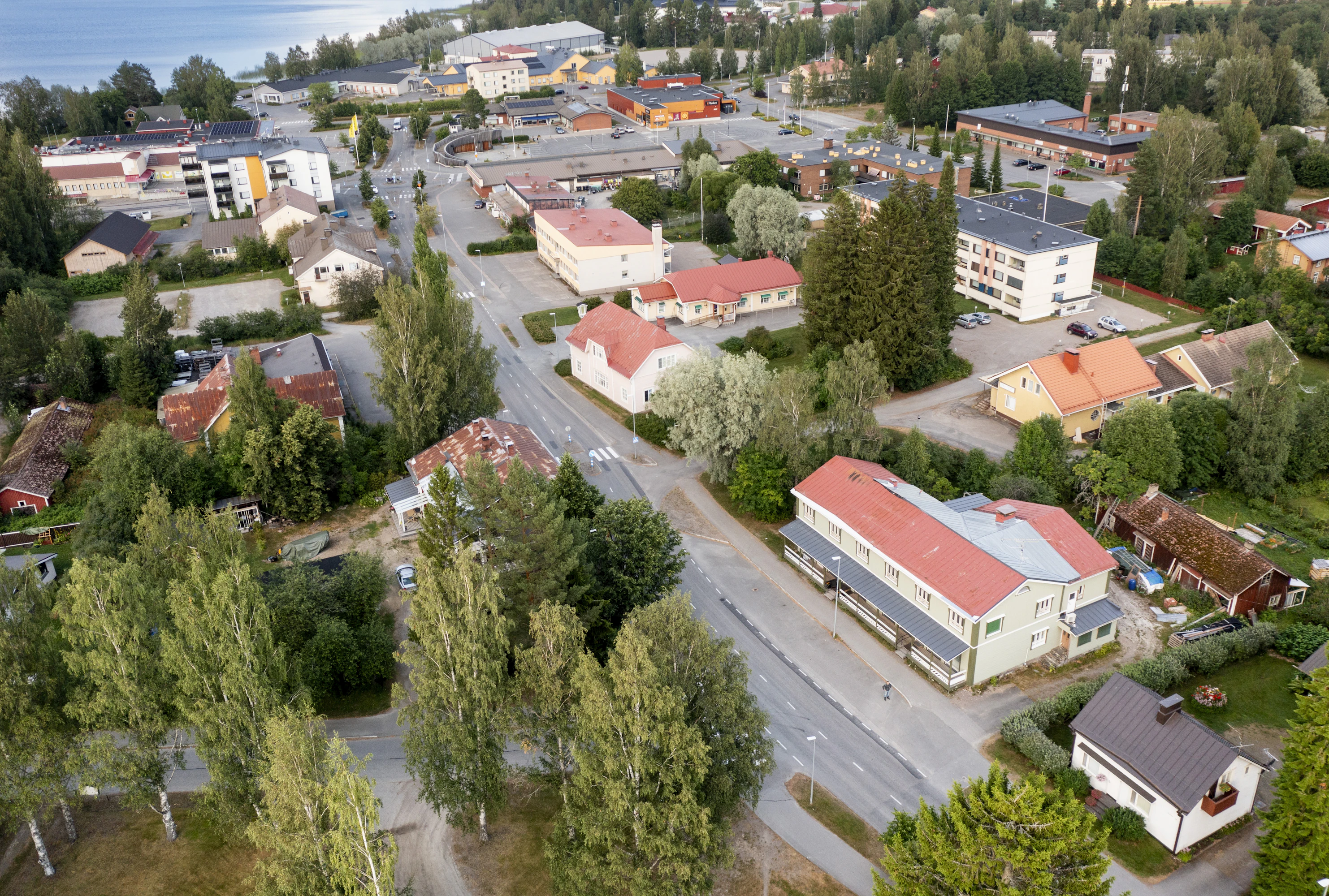 Karstulan Keskustiellä vanha rakennuskanta on säilynyt hyvin lähellä kirkkoa, kun taas etäämpänä keskusta muistuttaa useimpia suomalaisia kirkonkyliä.