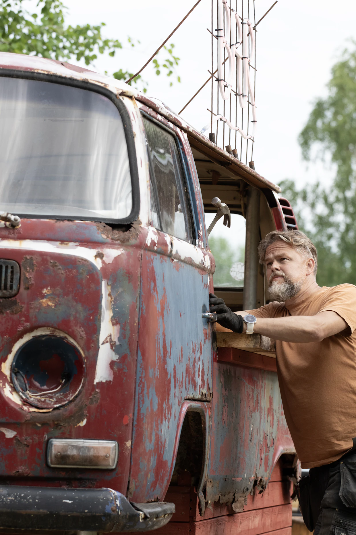 Hyvinkääläissyntyinen, nykyisin pääkaupunkiseudulla asuva Pertti Riikonen kuvailee puiston avaamista juurille paluuksi. Kuvassa hän viimeistelee baaritiskinä toimivaa pakettiauton hylkyä.