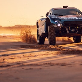 Dakar-ralli pistää autot koville.