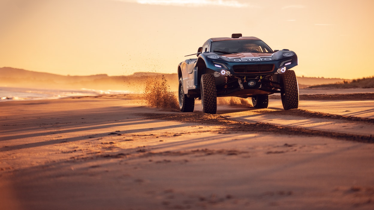 Dakar-ralli pistää autot koville.