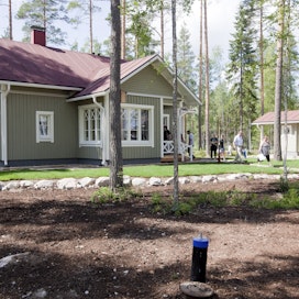 Omakotitalo ja mökki kuuluvat suomalaisten suurimpiin haaveisiin. Kuva on Mäntyharjun loma-asuntomessuilta.