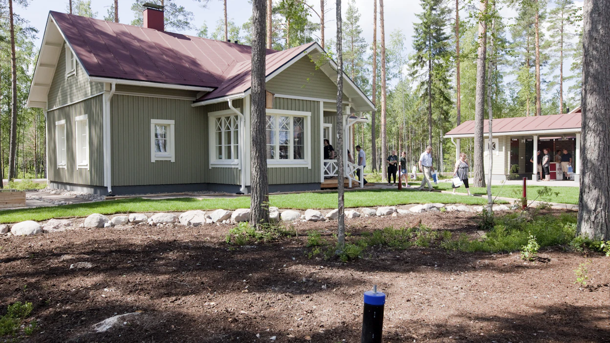 Omakotitalo ja mökki kuuluvat suomalaisten suurimpiin haaveisiin. Kuva on Mäntyharjun loma-asuntomessuilta.