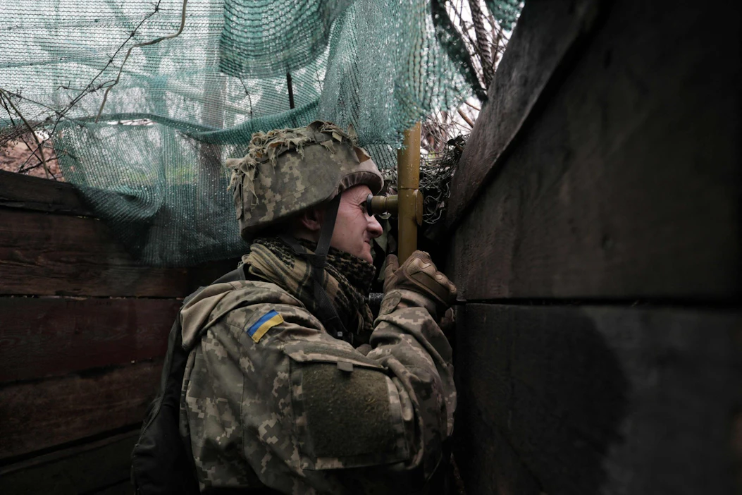 Ukrainan armeija sanoi Facebook-viestissään vain, että vastustaja pysyy puolustuskannalla Zaporizhzhjassa. Arkistokuva ukrainalaissotilaasta Donetskin alueella. LEHTIKUVA/AFP.