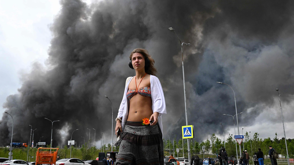 Savu nousi öljynjalostamosta Moskovan kaakkoislaidalla torstaina. AFP/LEHTIKUVA.