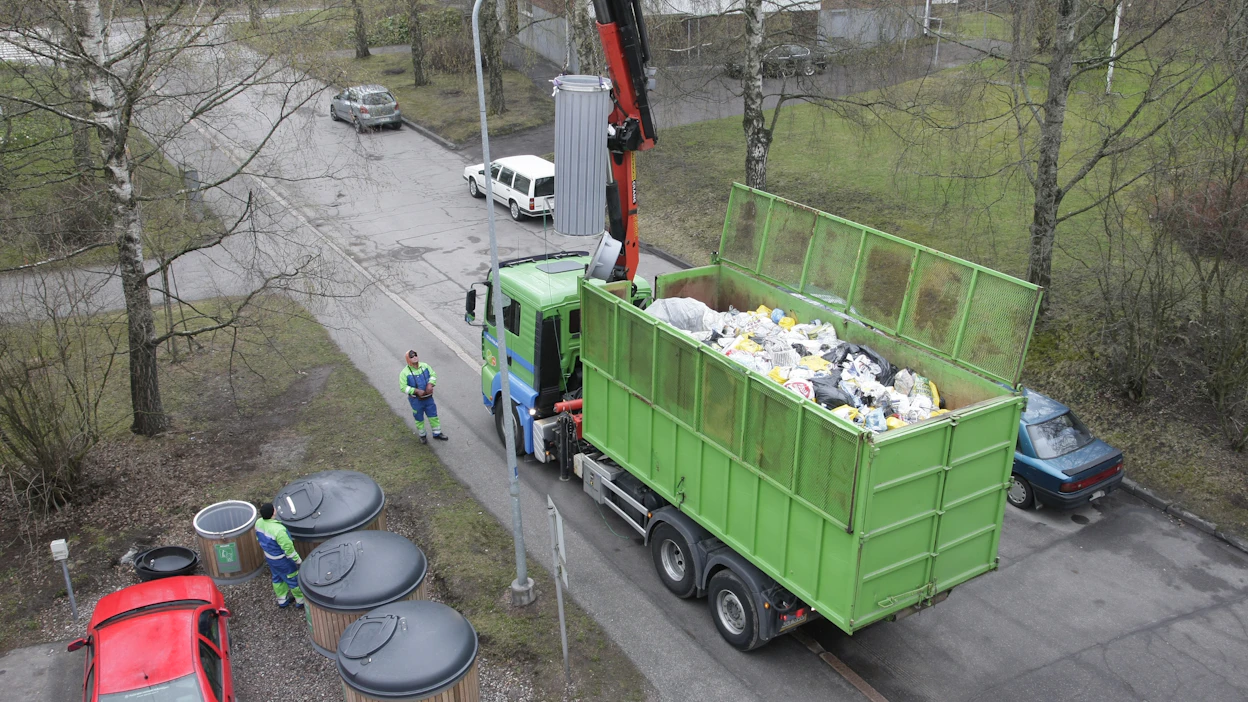 Jätteiden keräys taloyhtiöiltä edellyttää jäteastioiden tuomisen pihoille, usein myös jätekatosten rakentamista..