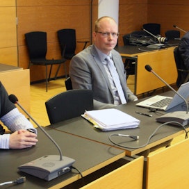 Pauliina Mansikkamäki ja hänen edustajansa Jarkko Pehkonen sekä Hevosopistoa edustava Jussi Kalliala käräjäoikeuden istunnossa toukokuun 8. päivä.