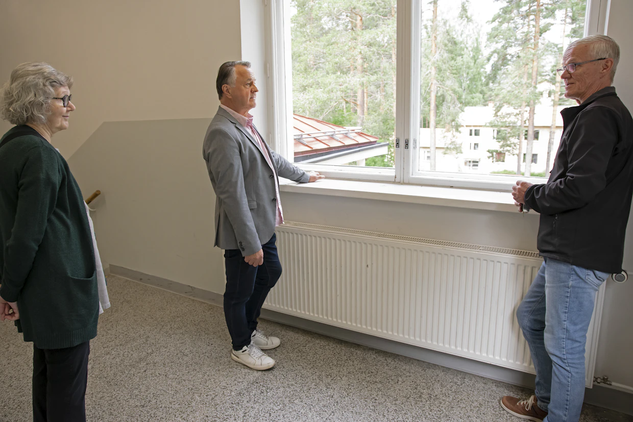 Opettajien asuntolassa oli aikanaan myös rehtorille varattu asunto. Sinne tuli jääkaappi ennen muita asuntoja.