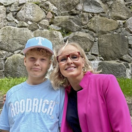 Anna-Elina Lyytikäinen ja hänen poikansa Kyösti Kiiskilä harrastavat ratsastusta. He kertoivat yhteisestä harrastuksestaan Hämeen linnassa pidetyssä Hevosalan areena -tapahtumassa.