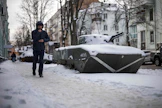 Mies käveli näytteille asetetun venäläisen panssariajoneuvon ohi Ukrainan pääkaupungissa Kiovassa 18. helmikuuta. AFP/LEHTIKUVA. 