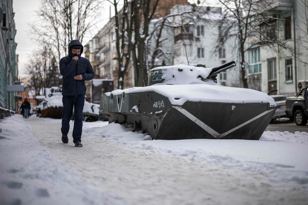 Mies käveli näytteille asetetun venäläisen panssariajoneuvon ohi Ukrainan pääkaupungissa Kiovassa 18. helmikuuta. AFP/LEHTIKUVA.