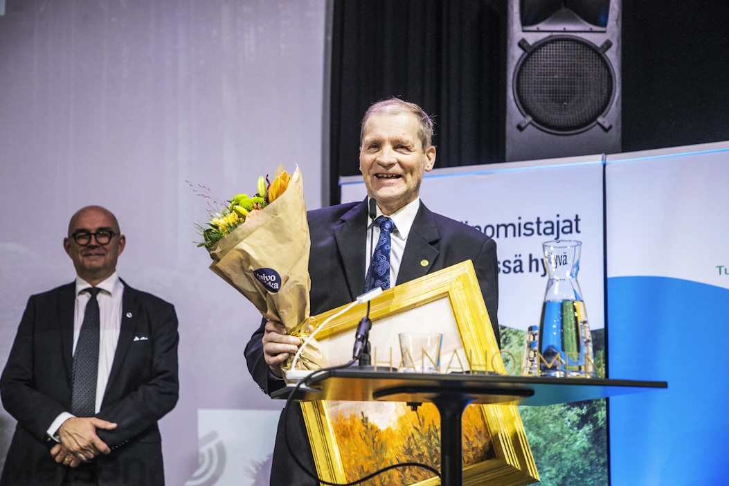 Mhy Kainuu palkittiin metsänomistajien hyvästä palvelusta. Palkinnon vastaanotti yhdistyksen hallituksen puheenjohtaja Heikki Moilanen.
