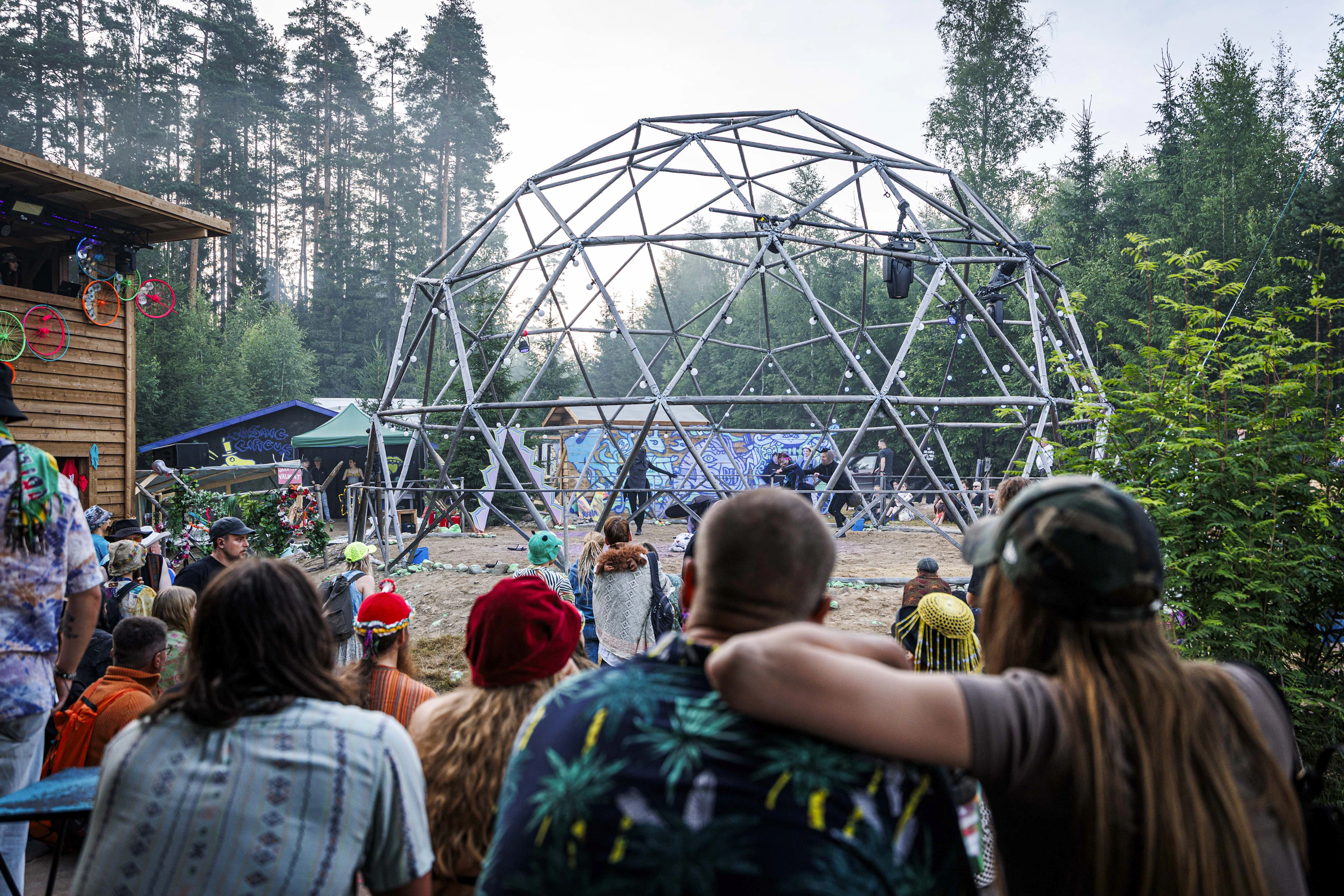 Cosmic Circus -lavalla nähdään festivaalin aikana esiintyviä taiteilijoita akrobaateista tulenpyörittäjiin.