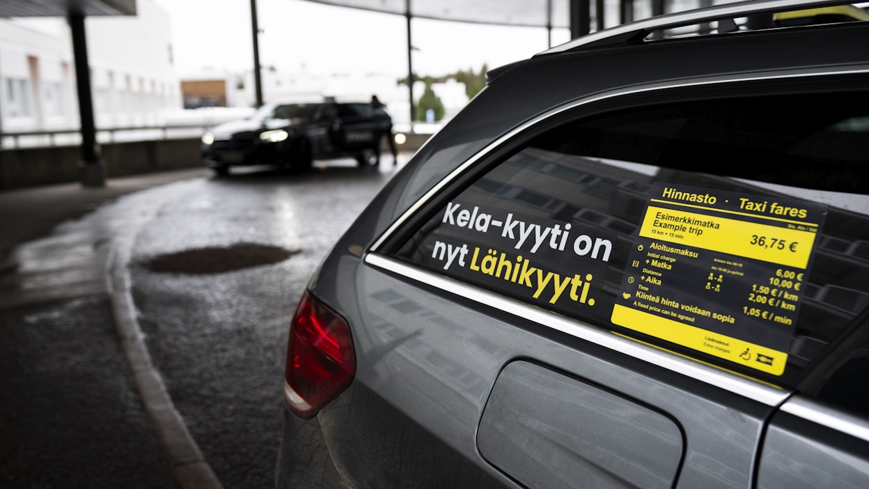 Kela-takseja odottamassa asiakkaita. Kuvan autot eivät liity kirjoitukseen.