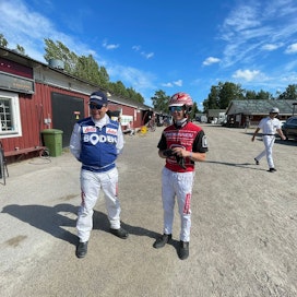Petri Salmela ja Santtu Raitala pohtivat hopeadivisioonaan osallistuvan Leave Your Sox Onin kuvioita Eskilstunan tallialueella.
