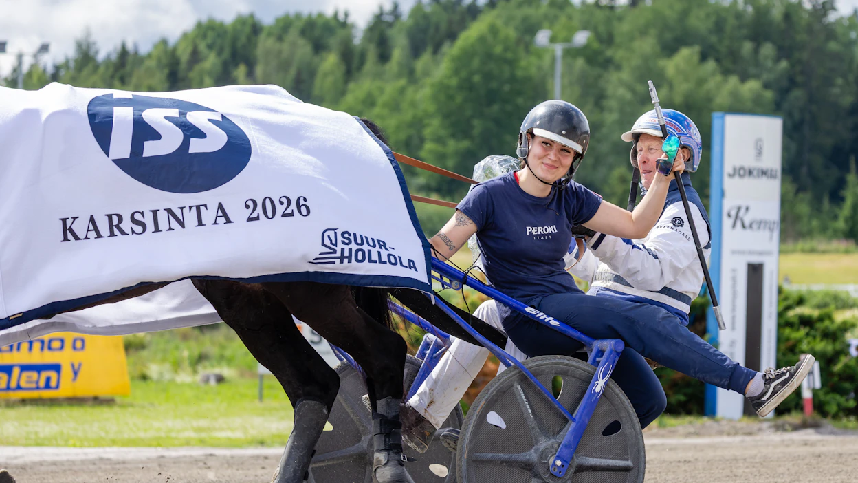 Run For Royalty, 12, jaksaa, kuten valmentajansa Pekka Korpikin. Mukana kuvassa hoitaja Jenina Hamari. Lauantaina on vuorossa lämminveri-SM, jonka valmentaja on voittanut viidesti, mutta Run For Royalty ei vielä.