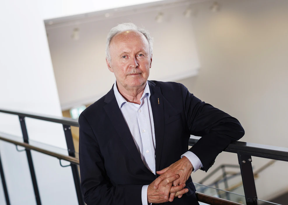 Turkulainen kansanedustaja Aki Lindén huomasi kyselytunnin jälkeen eduskunnan lukusalissa, että henkilökohtaista puhelinta ei löydy mistään.