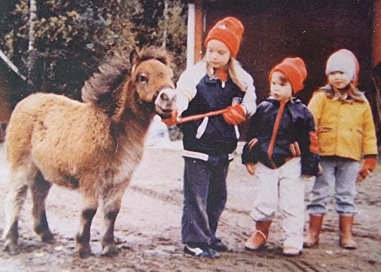 Puolivuotias Daisy ja Similän tytöt Mari, Anne ja Päivi.
