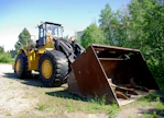 Lauri Krekilä hankki Caterpillar 992 -kuormaajan 1970-luvun alussa, koska Raahen terästehtaalla oli tarve aikaisempaa suuremmalle koneelle. Teknisesti kone oli aikanaan hyvin moderni. Erikoisuutena oli muun muassa tehdasasenteinen ohjaamon ilmastointi, joka oli saatavissa koneen lisävarustelistalta.