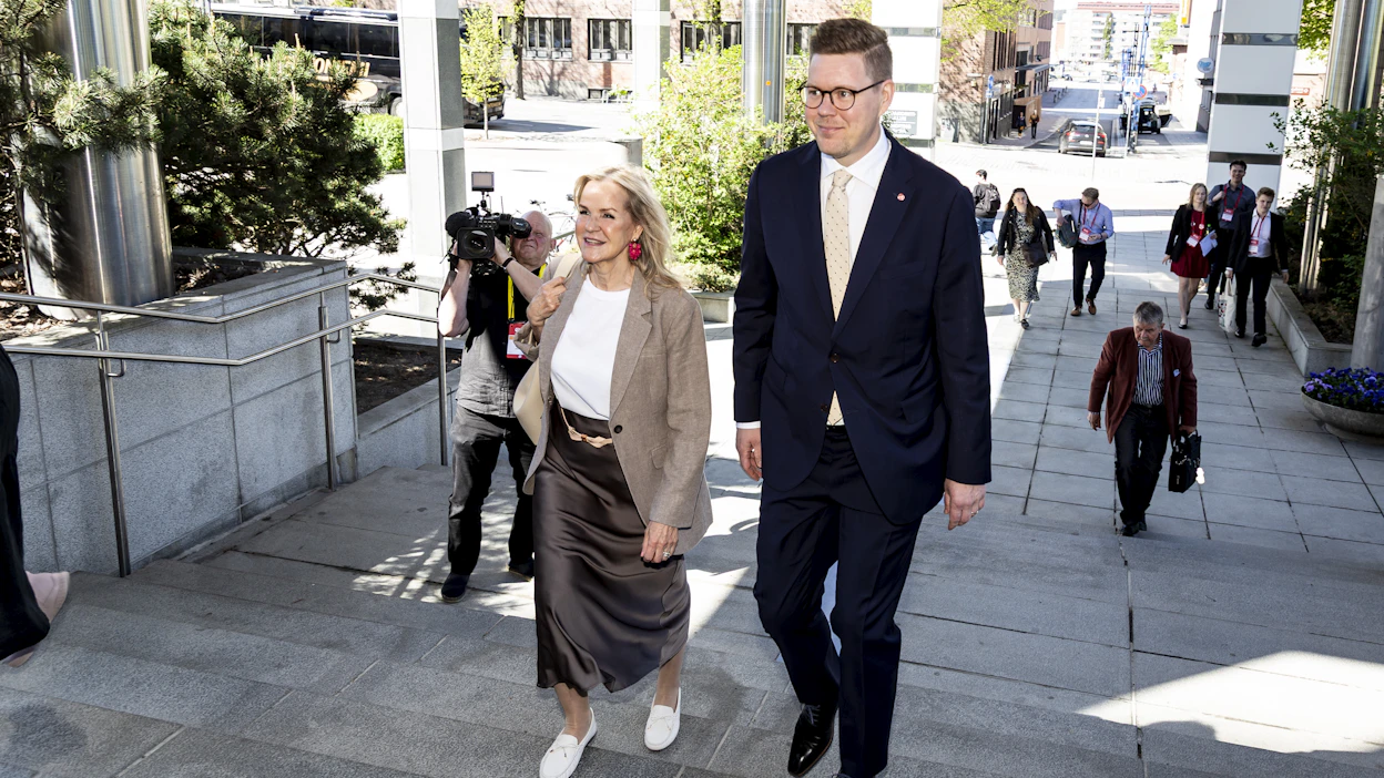 SDP:n puheenjohtaja ja kansanedustaja Antti Lindtman saapui puoluekokoukseen lauantaina yhdessä puolisonsa Kaija Stormbomin kanssa.
