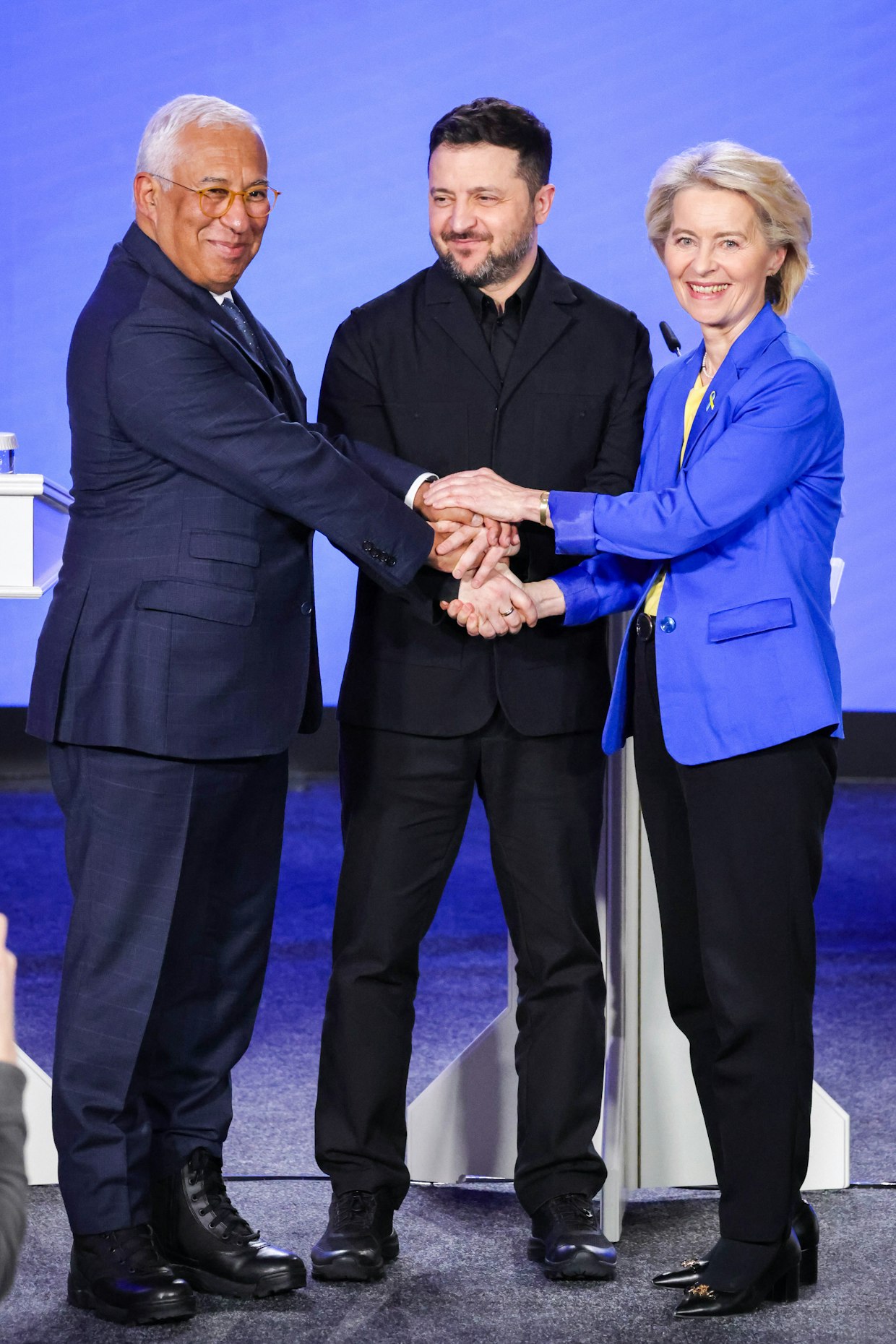 Eurooppa-neuvoston puheenjohtaja António Costa (vasemmalla) ja EU-komission Ursula von der Leyen (oikealla) eivät pysty lupaamaan Ukrainan Volodymyr Zelenskyille, että Ukrainasta tulee EU-jäsen jo 2027.