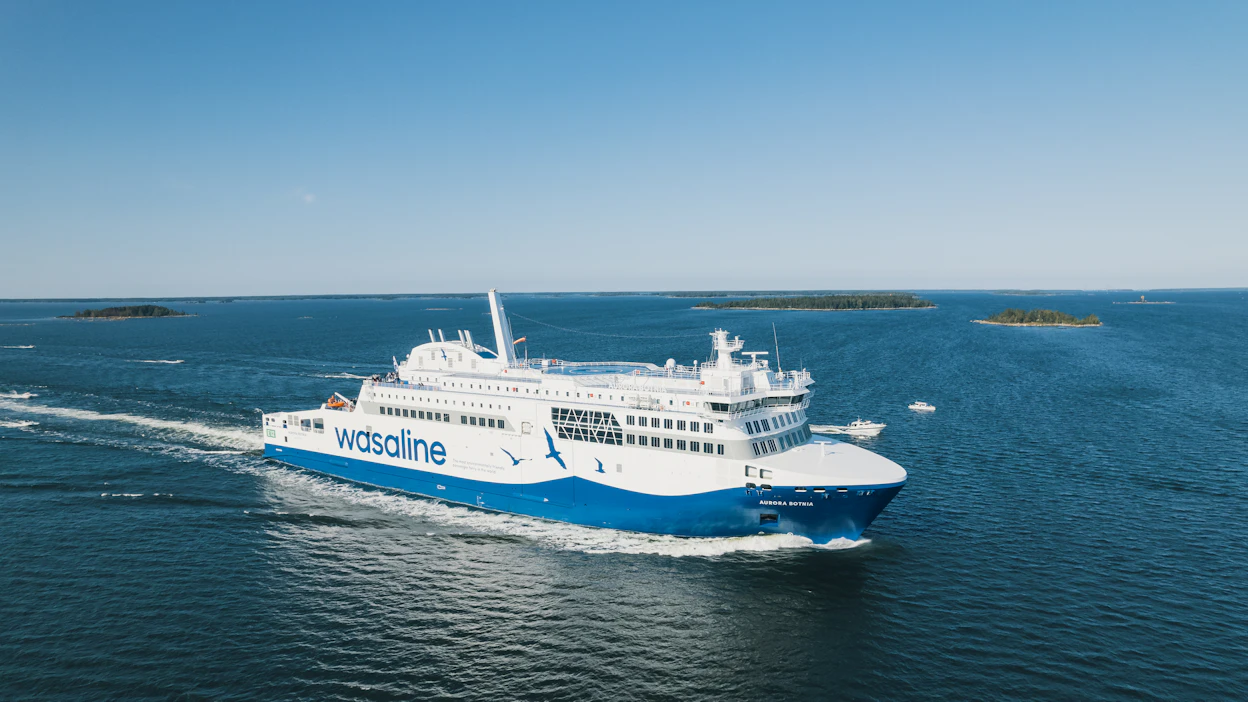 Aurora Botnia aloitti liikennöinnin Vaasan ja Uumajan välillä viime elokuussa. Alukseen mahtuu 800 matkustajaa. Rahtikapasiteetti on 1 500 kaistametriä.