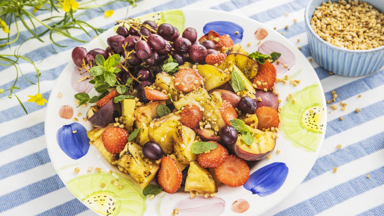 Monien hedelmien aromit aukeavat, kun niitä hiukan grillaa tai lämmittää. Sekoita mansikat salaattiin lämmittämättöminä.