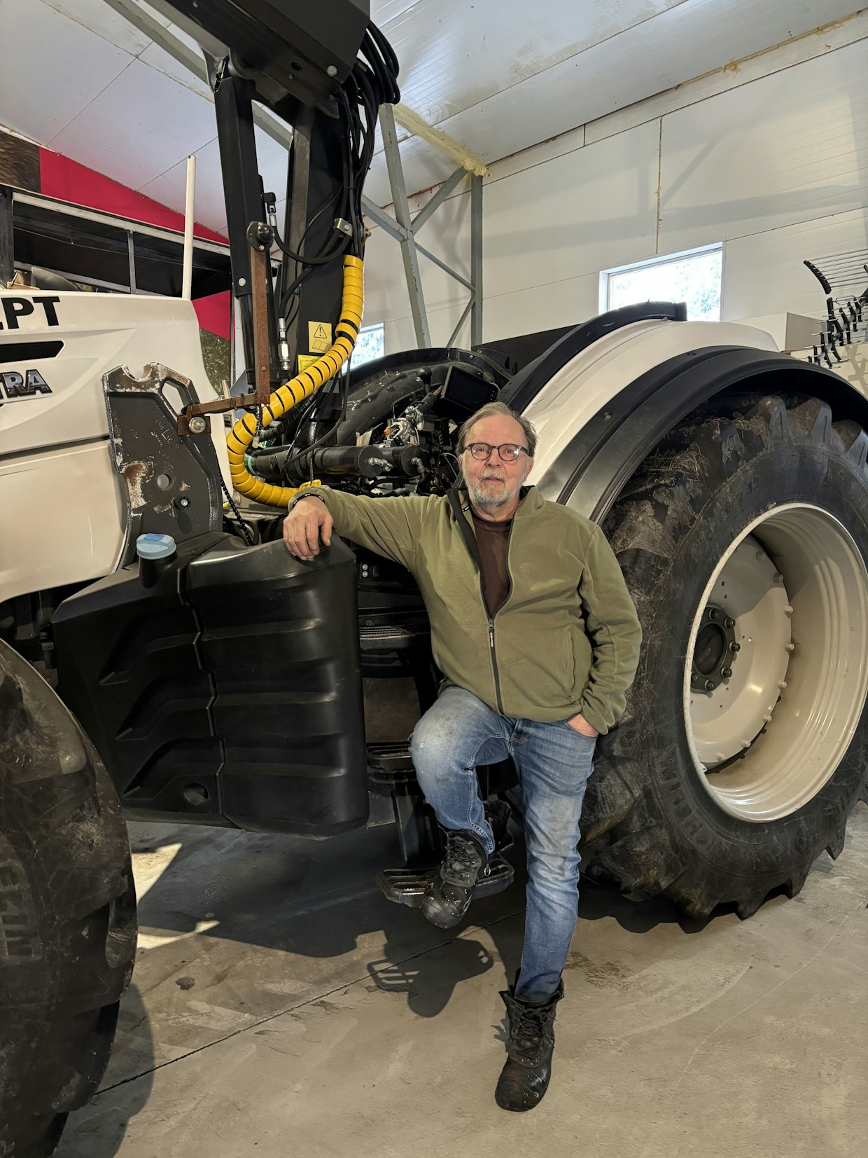 Taustalla on yksi esimerkki Pekan tekemistä tutkimushankkeista. Kone toimii täysin etäohjatusti.