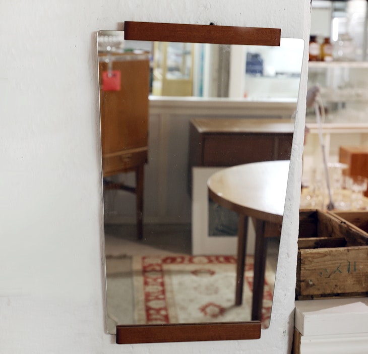 Ennen lasia peilit olivat pinnaltaan mustaa laavalasia tai kuparia.