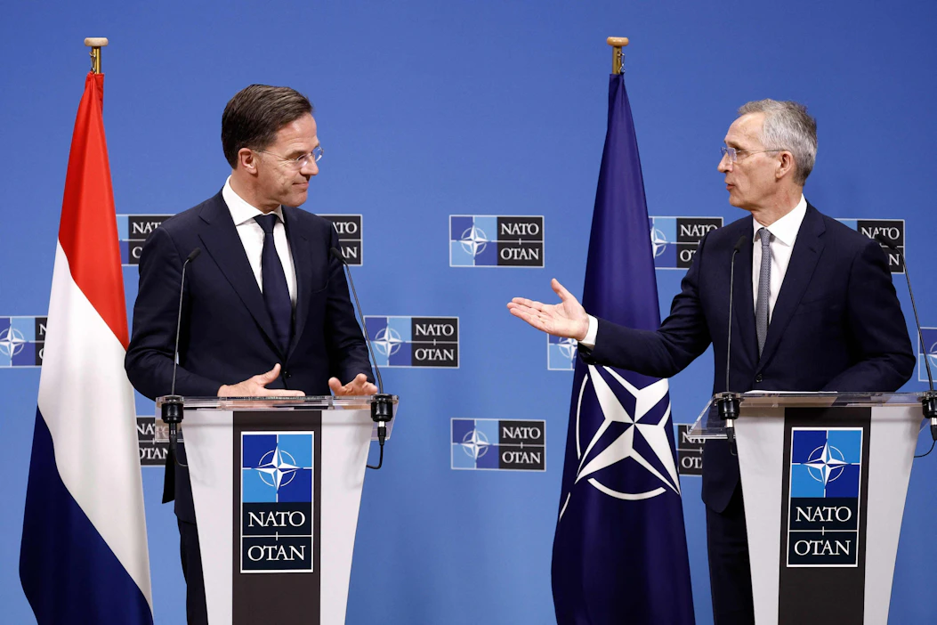 Mark Rutte (vas.) on Naton uusi pääsihteeri. Hänen edeltäjänsä oli Jens Stoltenberg (oik.). LEHTIKUVA/AFP.
